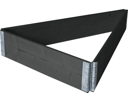 Trojuholníkový vyvýšený záhon z dreva s kovovými rohmi