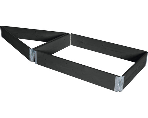 Drevený vyvýšený záhon s trojuholníkovým tvarom