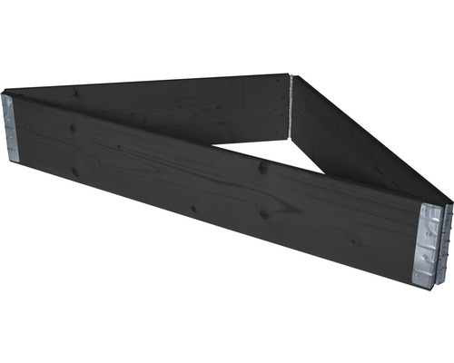 Drevený vyvýšený záhon s kovovými rohmi