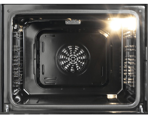 Vnútorný pohľad na prázdnu rúru s osvetlením