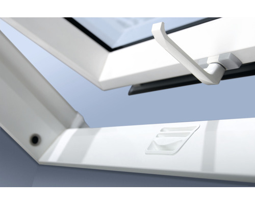 Detailný záber strešného okna s kľučkou a vetracou klapkou