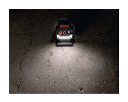 Pracovné svetlo svieti na betónovú podlahu