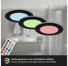 Tri okrúhle stropné svietidlá s rôznymi farbami svetla a diaľkové ovládanie v kúpeľni.