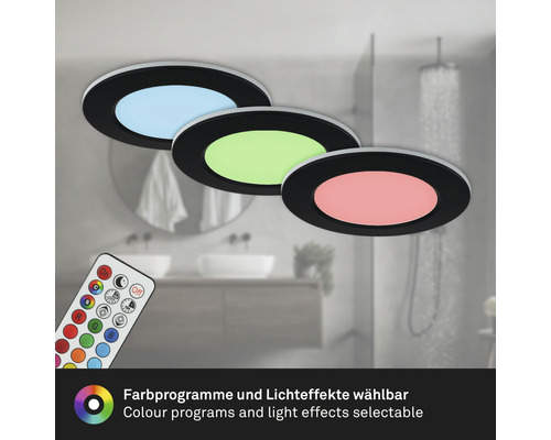 Tri okrúhle stropné svietidlá s rôznymi farbami svetla a diaľkové ovládanie v kúpeľni.