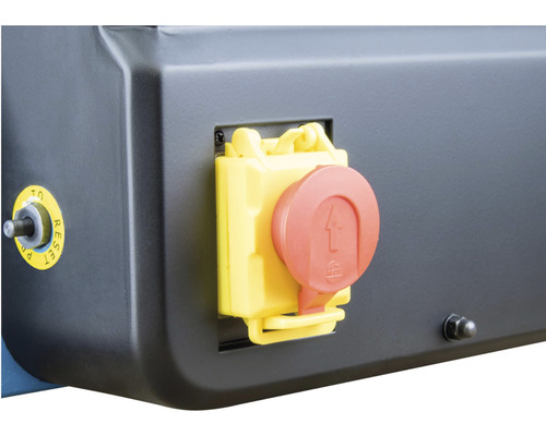 Detail zariadenia so žltou zástrčkou a červeným ochranným krytom