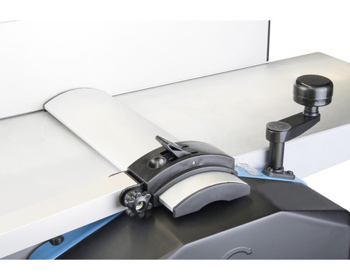 Detailný pohľad na hobľovačku s ovládacími prvkami na spracovanie dreva