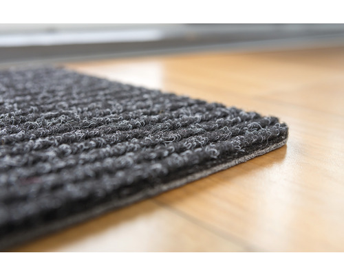 Sivá rohožka s nopkovou štruktúrou na svetlej drevenej podlahe