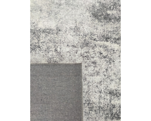 Koberec s abstraktným vzorom