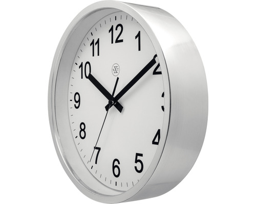 Okrúhle nástenné hodiny so strieborným rámom a ciferníkom