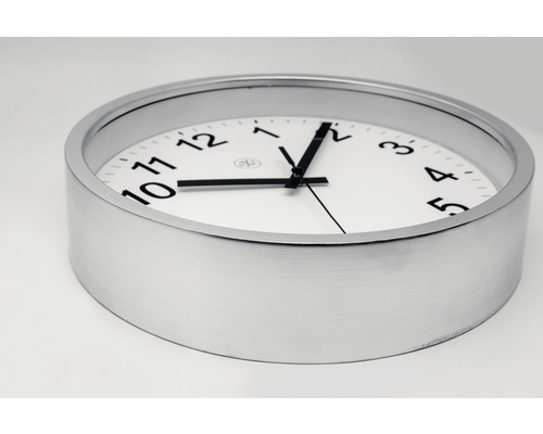 Okrúhle nástenné hodiny s ciferníkom a strieborným rámom