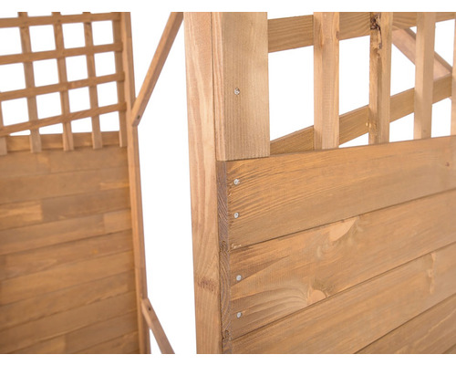 Detailný pohľad na drevený záhradný altánok s mriežkovanými prvkami