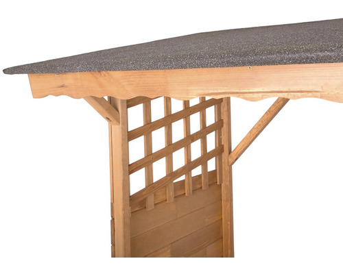 Detailný pohľad na drevený záhradný altánok s mriežkovými prvkami a strechou