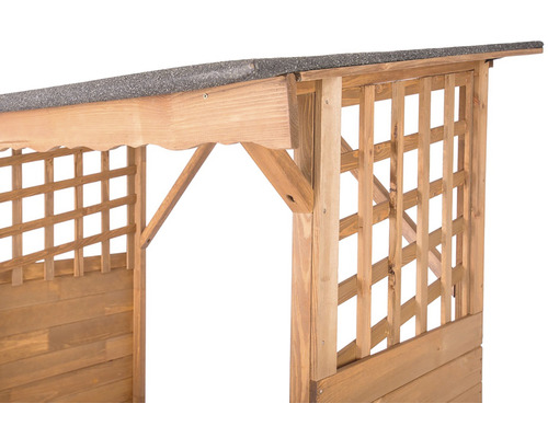 Detailný pohľad na drevenú pergolu so strechou a mrežovinou