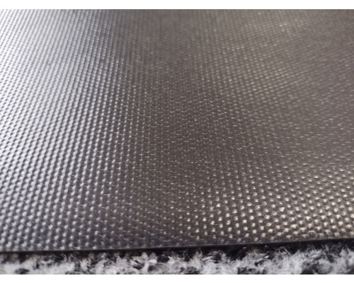 Detailný záber na čiernu protišmykovú podložku s nopkovou štruktúrou