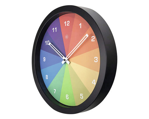 Nástenné hodiny s farebnými segmentmi a čiernym rámom