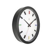 Okrúhle nástenné hodiny s farebnými značkami