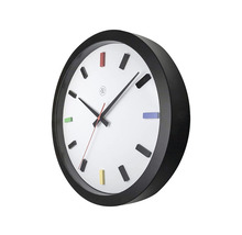 Nástenné hodiny s farebnými značkami a čiernym rámom