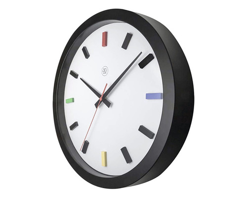 Nástenné hodiny s farebnými značkami a čiernym rámom