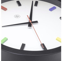 Nástenné hodiny s farebnými značkami a ukazovateľom času