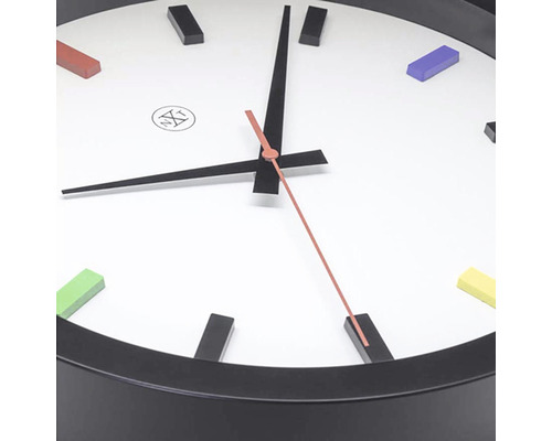 Nástenné hodiny s farebnými značkami a ukazovateľom času