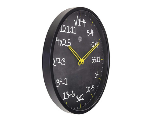 Nástenné hodiny s matematickými rovnicami namiesto čísel
