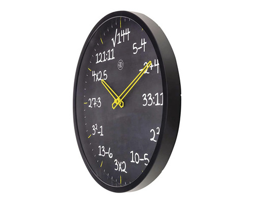 Nástenné hodiny s matematickými rovnicami namiesto čísel