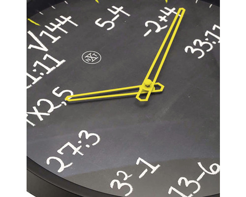 Nástenné hodiny s matematickými vzorcami namiesto čísel