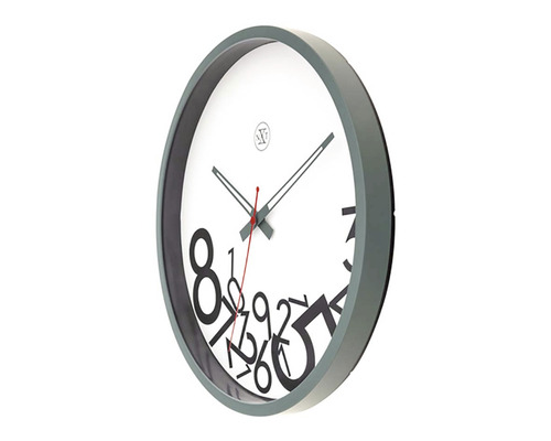 Nástenné hodiny so skrútenými číslicami a analógovým ukazovateľom času