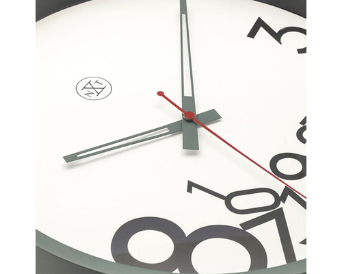 Detailný záber nástenných hodín s ciferníkom a ručičkami