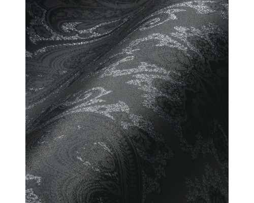 Detail čiernej tapety s paisley vzorom