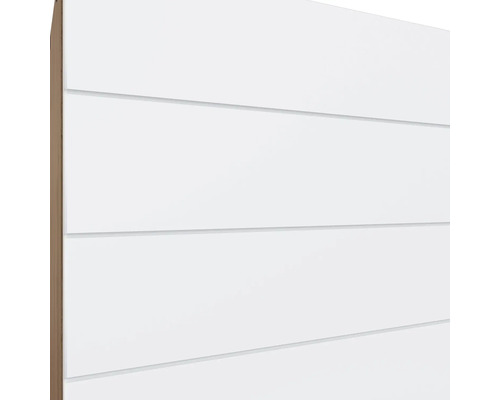 Detail bieleho obkladu stien s horizontálnymi panelmi.