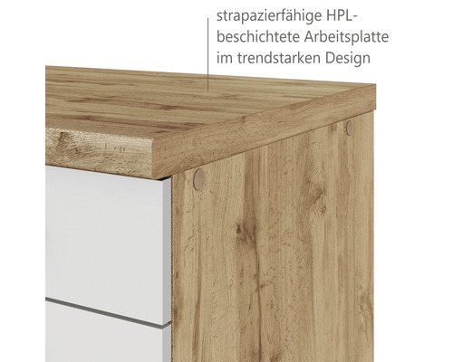 Detailný pohľad na pracovnú dosku s dreveným dekorom a bielymi zásuvkami