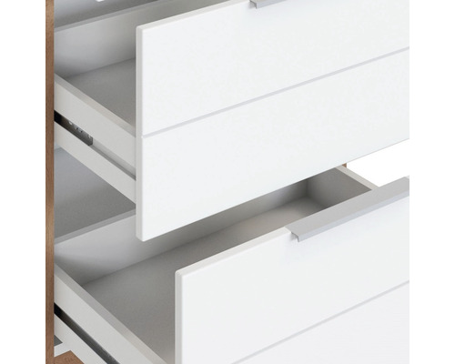 Komoda s otvorenými bielymi zásuvkami.