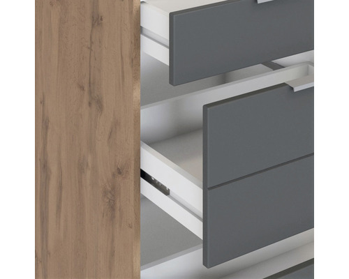 Komoda s otvorenými zásuvkami v šedej farbe a vzhľade dreva