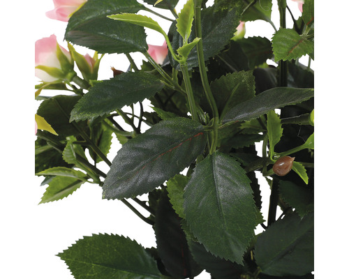 Detail umelej ruže s listami