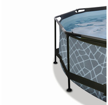 Detailný pohľad na bazén s oceľovým rámom a šedým kamenným vzorom