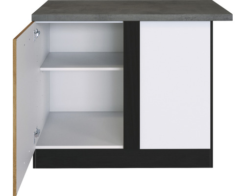 Kuchynská spodná skrinka s otvorenými dvierkami a dvoma policami