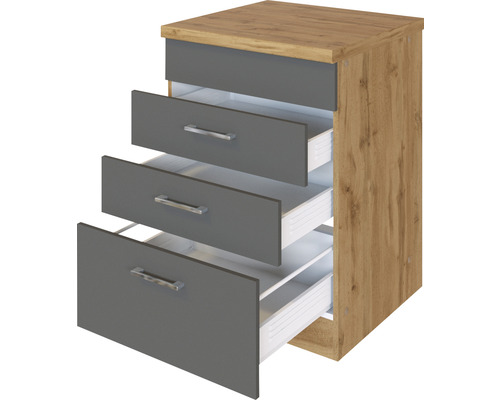 Komoda s tromi čiastočne otvorenými zásuvkami