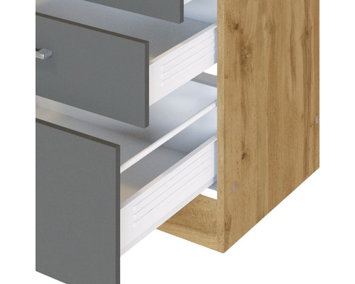 Skriňa so sivými zásuvkami a štruktúrou dreva