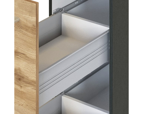 Detailný záber skríň s vnútornými výsuvnými prvkami pre nábytok.