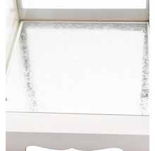 Detail kovovej základne bielej lampy