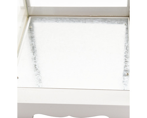 Detail kovovej základne bielej lampy