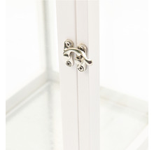 Detailný záber zatvárania bielej vitríny