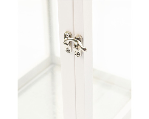 Detailný záber zatvárania bielej vitríny