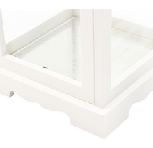 Detail bielej drevenej lampy so sklenenými oknami