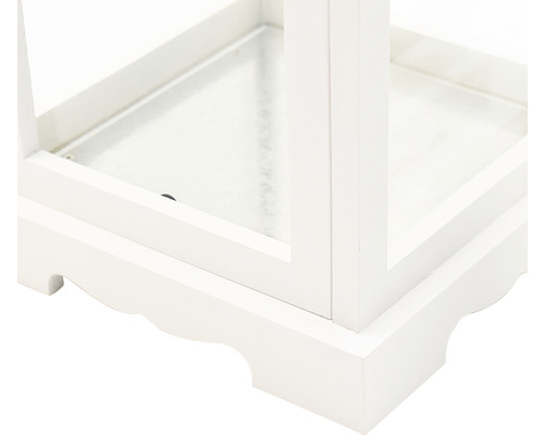 Detail bielej drevenej lampy so sklenenými oknami