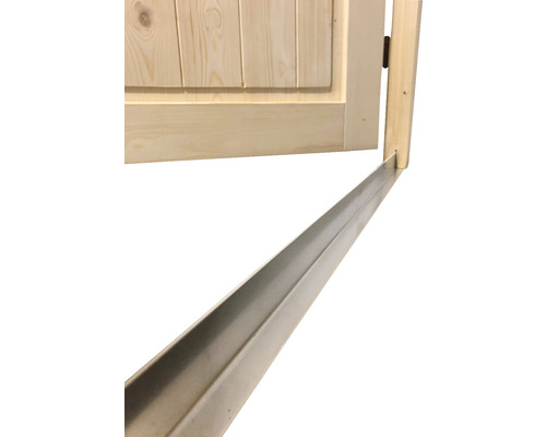 Detailný záber drevených dverí s kovovým podlahovým profilom