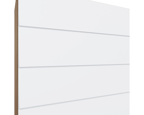 Detail bieleho obkladu fasády s horizontálnymi lamelami