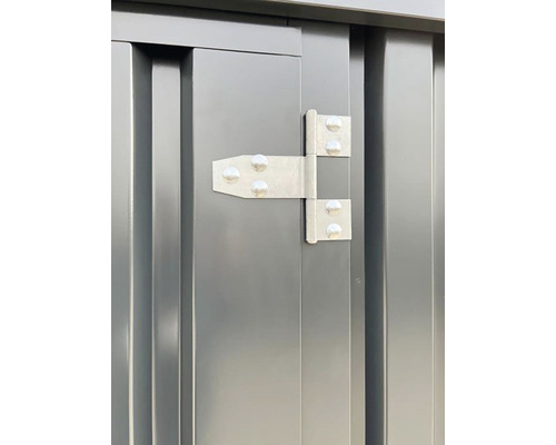 Detailný pohľad na T-záves na sivých dverách