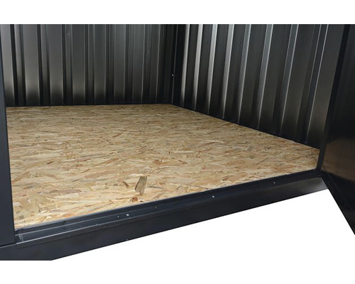 Vnútorný pohľad na záhradný domček s drevenou podlahou